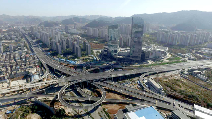 濟(jì)南市二環(huán)南路英雄山路以東路段高架路、地面道路通車